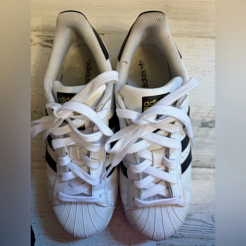 Adidas superstars in white and black - Picture 4 of 6